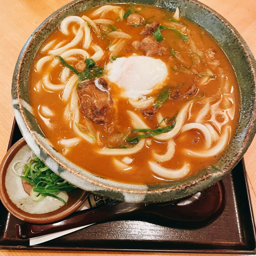 脇田唯のインスタグラム：「🐂 饂飩四國 今、感謝祭で3/31迄 おろし醤油肉温玉と、 こちらの牛すじカレーのうどんが 200円引きで食べられちゃう！！  これが、 580円（638円）だよ？ お安いー！  おいちかったー！  #麺女 #うどん #饂飩四國  #うどん屋  #うどん部  #うどん好き」