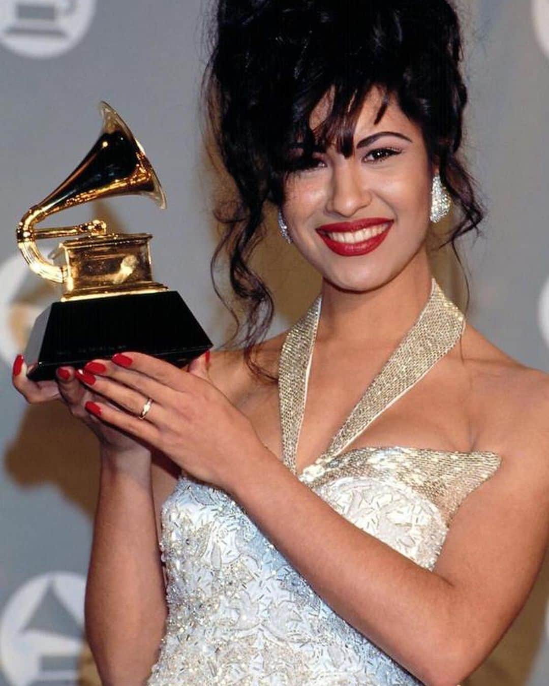 ベラ・ゾーンさんのインスタグラム写真 - (ベラ・ゾーンInstagram)「#WCW this week goes out to the ICON Selena 👑 “I want to be remembered not only as an entertainer but as a person who cared a lot, and I gave the best that I could.”」3月18日 8時05分 - bellathorne
