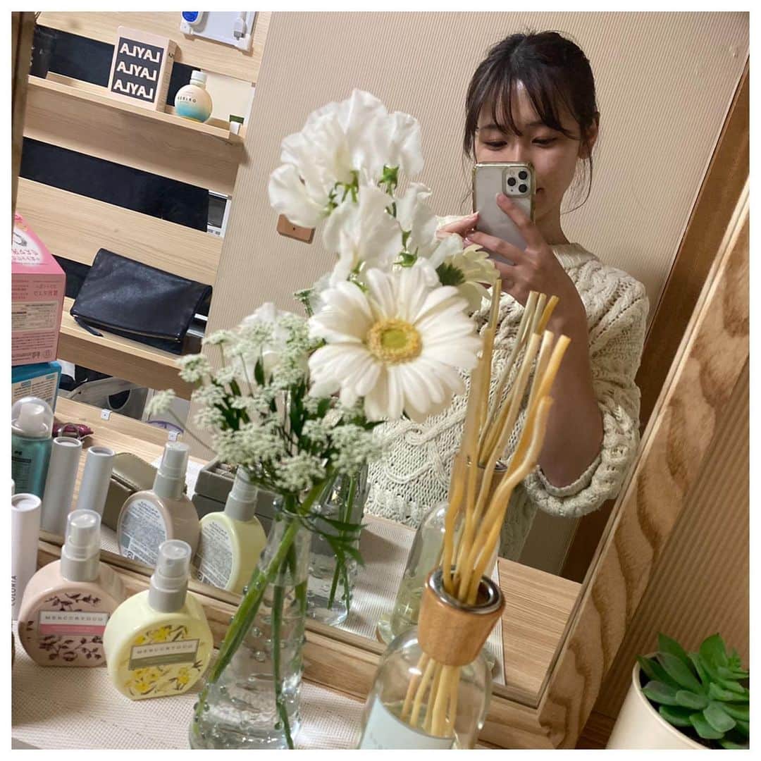 常住真菜さんのインスタグラム写真 - (常住真菜Instagram)「お花🌼🤍  ホワイトデーにもろた⠉̮⃝︎︎♡♡ 玄関が可愛い☺️  #flower  #𖤣𖤥𖠿𖤣𖤥 #おうち時間」3月18日 8時08分 - tsune_mana
