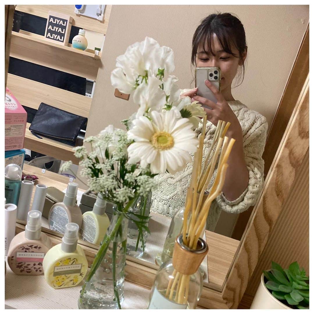 常住真菜のインスタグラム：「お花🌼🤍  ホワイトデーにもろた⠉̮⃝︎︎♡♡ 玄関が可愛い☺️  #flower  #𖤣𖤥𖠿𖤣𖤥 #おうち時間」
