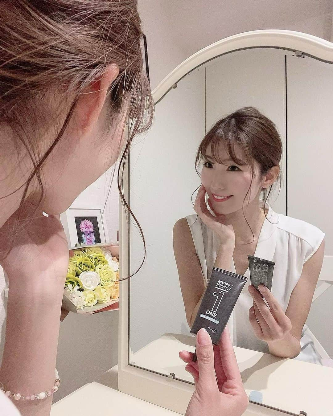 美波千夏さんのインスタグラム写真 - (美波千夏Instagram)「花王様よりメンズビオレONE BB&UVクリームをいただいたので、早速試してみました🙌  伸びが良く、サラッとしていて、ひと塗りで毛穴やクマを自然にカバーしてくれます！ SPF50+PA++++なので日やけ対策にもバッチリ！  これ1本で肌色補正とUVカットができるのは嬉しい🤗❤️  旦那さんはプロゴルファーなので、日焼け対策としても🙆‍♀️人に見られる仕事なので身だしなみにも気をつけてほしいので、これからしっかりケアしてもらおうと思います🥺❤️ そして私も一緒に使おう♬✨  ちなみに、試しに旦那さんの肌に塗ってみましたが、男性の肌でも肌馴染みがよかったです🤗 . . .  #メンズビオレ#メンズビオレBBUV#PR#シェアコスメ#メンズビオレONE #メンズBBクリーム#男の新常識#身だしなみ#リモートワーク#メンズ美容#花王」3月18日 8時28分 - chinatsu_minami