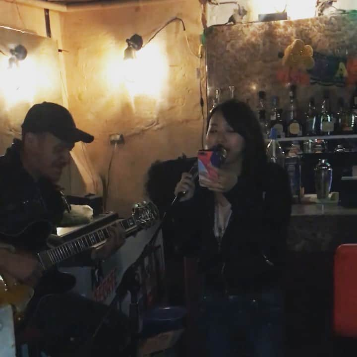 空まどかのインスタグラム：「🎤"Killing me softly" 2018.11 in San Miguel, Mexico   OH MY GOD. I don’t know why I didn’t post this amazing experience!! This is the video when I sang in San Miguel, Mexico.  Here is the story. I was in the bar with my friend @alibeaujean and I saw the guy singing. We started talking with a manager of the bar and I asked him if I can sing here. He said YES! 🔥  メキシコのサンミゲルってゆー世界遺産の街に遊びに行ってた時、BARで歌ってる人を見てさ、歌いたいなーってゆってたらたまたまマネージャーと仲良くなったから、歌える？ってきーたらいいよって言ってくれたときのやつ♡歌ってた人が快くマイクも貸してくれてギターも弾いてくれた🙌💕 音楽って言葉も国境も超える🥰  #sanmiguel #mexico」