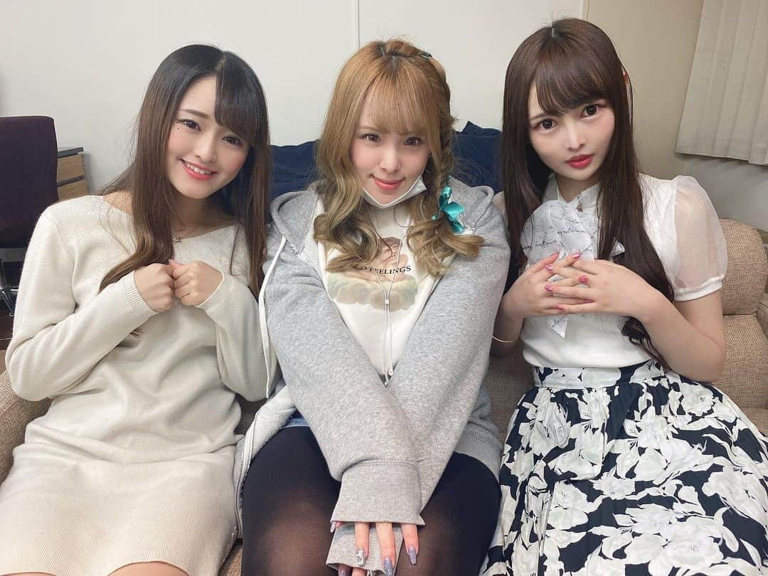 跡美しゅりのインスタグラム：「昨日は #みっぴぃな メンバーで無料キャスでした！  終了後3人で帰ったのですが6.7年通ってる事務所からの帰り道を間違えました。3人ともゆるふわ...！  2人の柔らかい雰囲気がとっても好きで癒し空間でした♡  4月11日 14:00〜16:00 オンラインイベント 4月11日 23:59までチェキ グッズ販売 どちらもこちらのURLからチェックお願い致します！❤️ https://bambi-kaukaou.booth.pm  #みっぴぃな #AV女優 #跡美しゅり #西村ニーナ #乙咲あいみ」