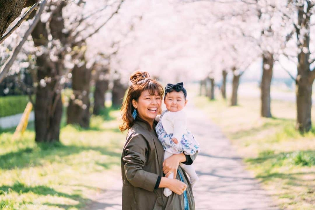 クロさんのインスタグラム写真 - (クロInstagram)「桜の季節の私とさっちゃん🌸﻿ photo by @sass_sir  ﻿ ﻿ また、撮ってもらいたいな…﻿ あそこの桜と🌸﻿ ﻿ ちこたろ（さっちゃんのあだ名、何個あんねん✋🏽でもこの顔は"ちこたろ" って感じだった！！）のこの顔たまんない🙌🏽😽  #桜 #sakura #smiling #クロタニ #うちのかわい子ちゃん #毎日がスペシャル #愛おしい瞬間 #キッズコーデ #smiling #可愛い #ありがとう #空 #ファッション #コーデ #大好き #tokyo #コーデ #女の子ママ #ママリ#コドモノ #子どもの日常をもっと写真に #子育てあるある #mamagirl #ママカメラ #おやこーで #リンクコーデ #cordinate #親バカ部 #あいのり #ちびクロコーデ #ちびクロdiary」3月18日 9時27分 - kuro_risa