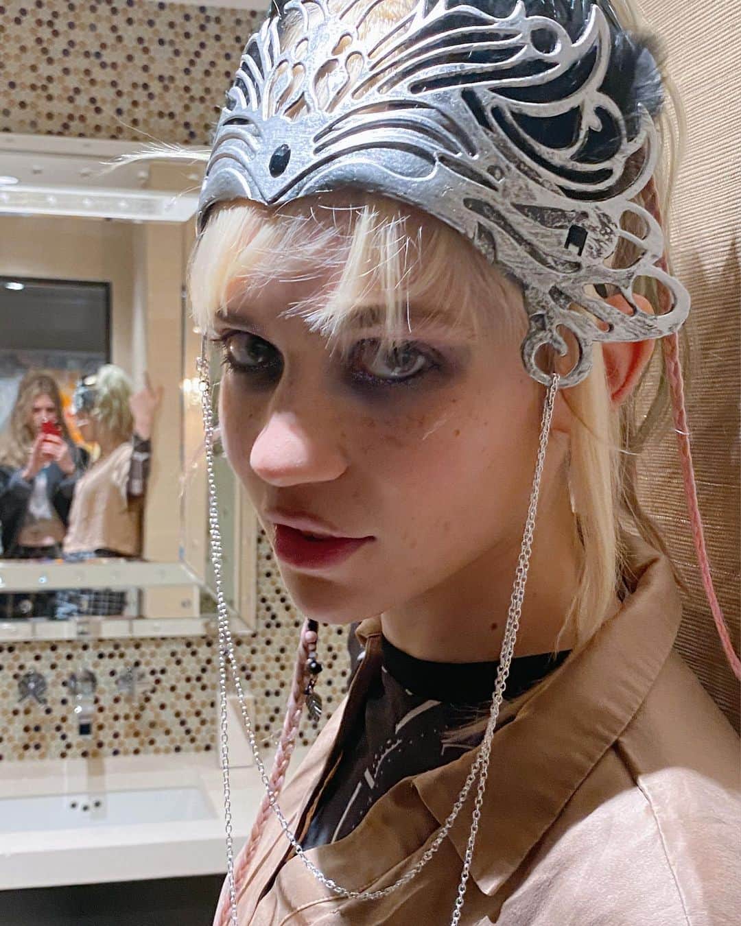 グライムスのインスタグラム：「It’s my Bday!!! Also lil X made a loop on my keyboard?  Prob an accident but tbh he played a super fire set just now.  Totally forgot it was my bday until @____zoe_bleu_arquette____  @nusi_quero @angelfir.e @illangelo @tweakt had impromptu tattoo party at midnight last night lol.  Strong spells today   Photos by Nicole Nabulsi !」