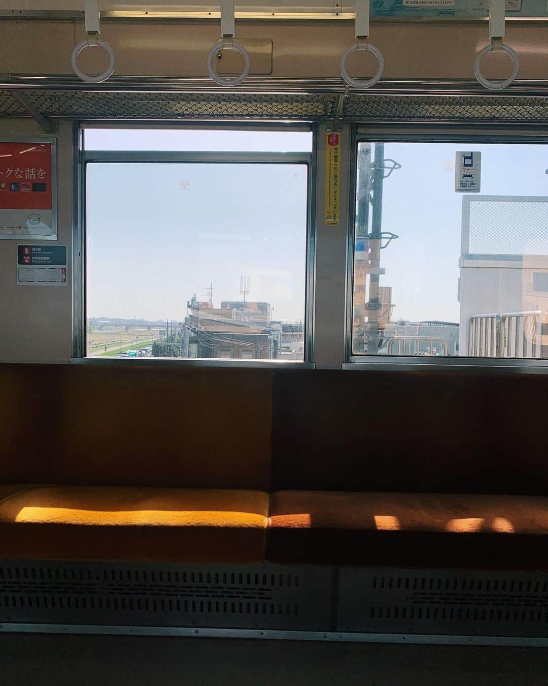 山本真莉さんのインスタグラム写真 - (山本真莉Instagram)「今日の電車はすっごく良い光 移りゆく景色もいい ずっと揺られてゆられて いきたかった」3月18日 9時51分 - ymmryl