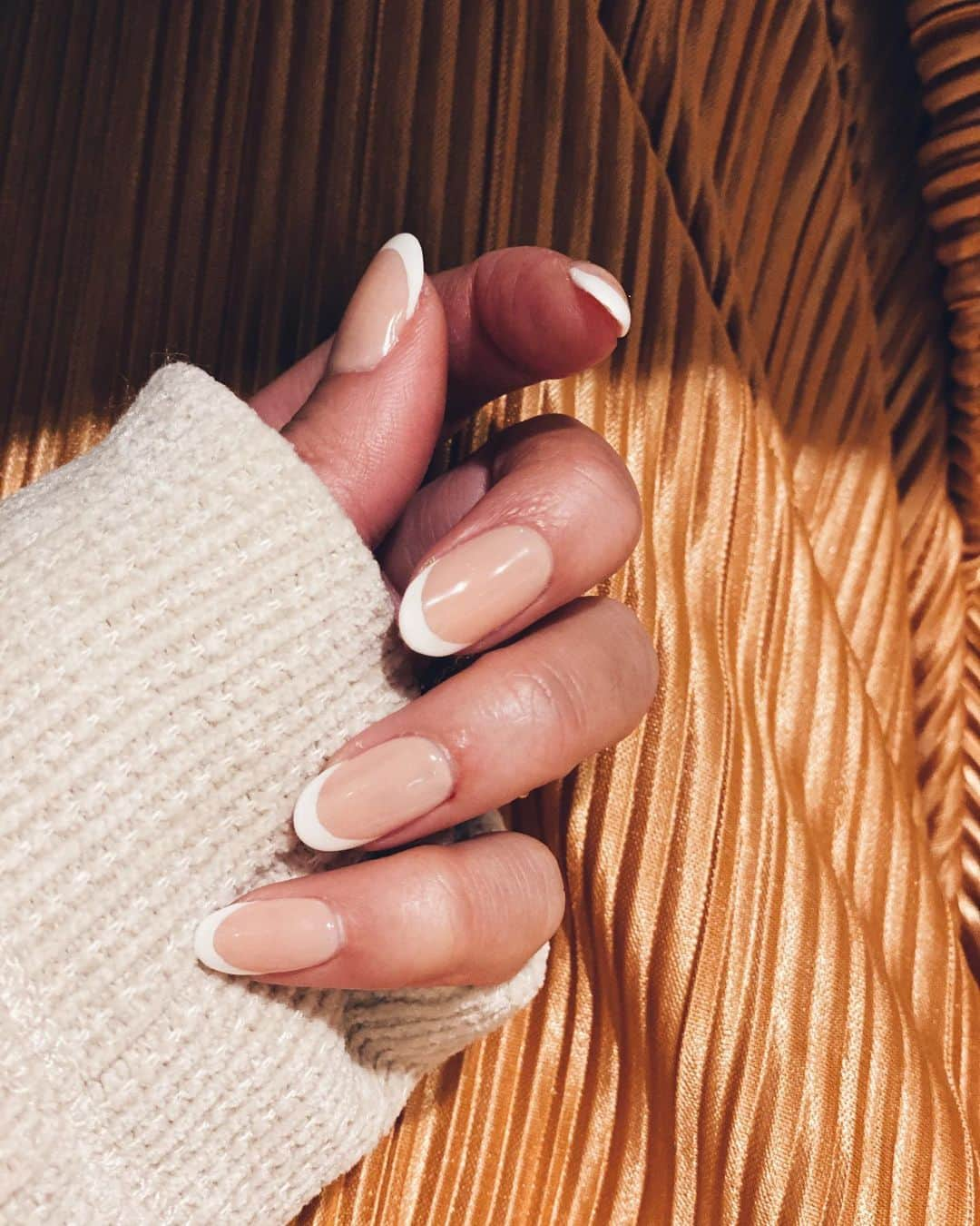 高橋菜摘さんのインスタグラム写真 - (高橋菜摘Instagram)「. 久しぶりのFrench nail💅 いつもフレンチやりたくても いざジェル塗り出すと 遊びたくなっちゃうから。 せっかくだから 卒園式、入学式のタイミングで🎓 やっぱりbest of  手が綺麗に見えるネイルだよね。  さぁ次はどこ行こうかえみさん🦧 thank you my friend🤜🤛 #🦧🦧🦧🦍🐒🐒🐒🐒 . . #nail #frenchnails #gelnail  #フレンチネイル #ママネイル #入学式ネイル #卒園式ネイル」3月18日 10時04分 - natsu128