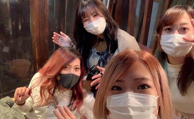 のインスタグラム：「🌹 . 神がかったトリートメントにより私の痛みまくった髪を回復させてくれました🌹 . 髪触られてると寝ちゃうよね〜 . 元の髪質は良いのでしっかりケアすれば綺麗な髪になるって言われたよ！ サボらず頑張ろ . あとは肩こってるって...笑 . #STARDOM #QQ #スターダム  #GAMO  #A10」