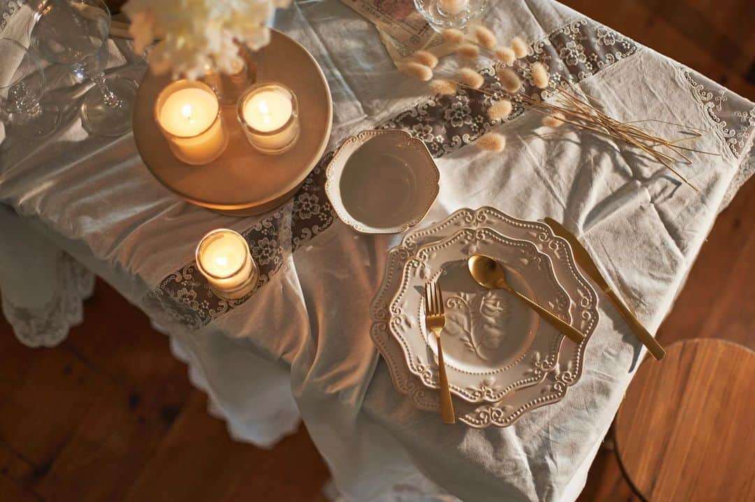 salut!のインスタグラム：「「Blanc antique salle à manger」  1つ前のリールはご覧頂けましたでしょうか𓇬𓂂𓈒  杉の木のテーブルとスツール。 ディスプレイトレーやスタンドもお部屋作りにおすすめのアイテムです！ 是非チェックしてみてくださいね𓇬𓂂𓈒  店舗により在庫数が異なりますので、御来店前にお近くの店舗までご確認ください。  ──────────────────  Blanc antique salle à manger とは.....  Blanc antique  「アンティークホワイト」  salle à manger 「ダイニング（食事をする部屋）」 をフランス語で表しています。 古典的なアンティーク調に仕上がったホワイトカラーが素敵な空間を作り上げます。  ──────────────────  公式通販サイトは @salut_shop  トップページURLよりご確認くださいませ⋆*  #サリュ #salut #まいにちインテリア  #アンティーク #アンティークホワイト #食器 #食器好き #レース #木製品 #ローズ  #プチプラ #プチプラ雑貨 #プチプラインテリア #プチプラ小物 #プチプラ通販  #インテリア雑貨 #インテリア小物 #インテリア  #ナチュラルな暮らし #ナチュラルインテリア #ナチュラルコーデ #ナチュラル　#smileispower_pal」