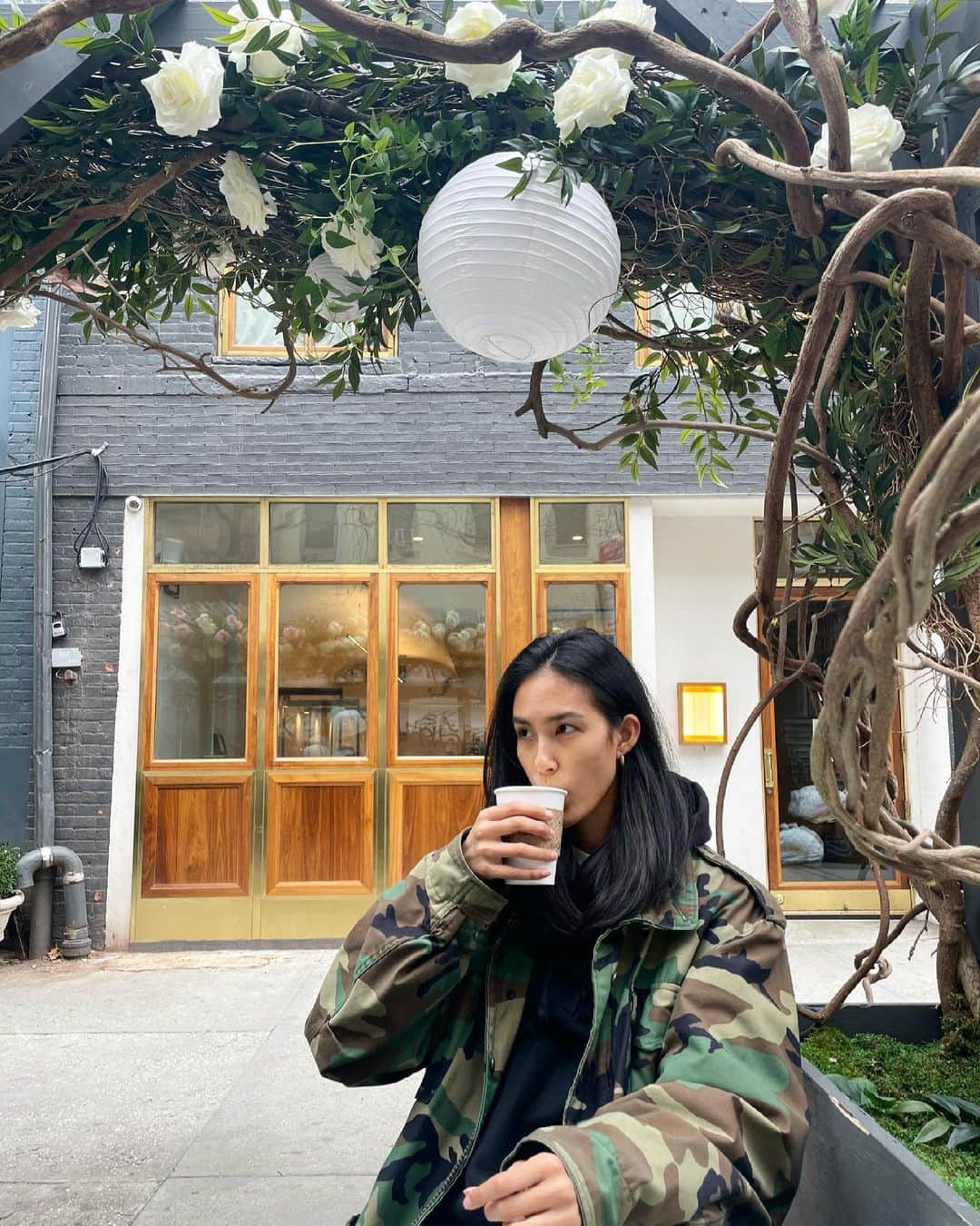 金原杏奈のインスタグラム：「🆕 Oolong tea latte ・ @fouetnyc のウーロン茶ラテ なるものを求めて散歩🚶🏻‍♀️☕️  想像以上の美味しさに一口目からビックリ！」