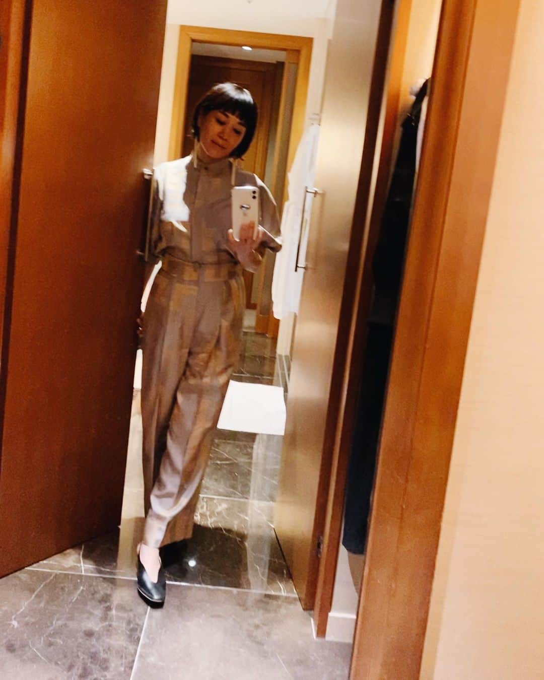 早坂香須子さんのインスタグラム写真 - (早坂香須子Instagram)「昨日のお洋服は　@stylings_official 🤍 トップスはフリーサイズ ワイドパンツはサイズ0 ウエストでボタン調節できる優れもの  ジャガードのハリ感、柔らかな肌触り、すとんと落ちる綺麗なライン。本当に素敵な服。  お啓さん、天才⚡️✨  @stylings_official  #styling #keishirahata」3月18日 11時22分 - kazukovalentine