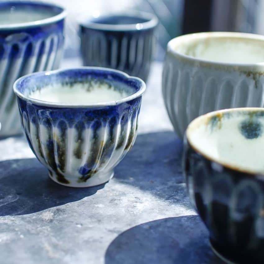 手紙社のインスタグラム：「【3/19〜4/8 水谷和音フェア at 手紙舎吉祥寺店】﻿ ﻿ 約１か月お楽しみいただいた「春に色めく花とブローチフェア」は本日まで。明日からは新しい生活が始まるこの季節に、常設の器コーナーでも人気の高かった、水谷和音さんの作品がずらり並ぶフェアがスタートします！﻿ ﻿ ご出身でもある熊本県の天草の磁器土を使い、日々器を制作している水谷さん。まるで水彩画のように滲んだ藍色が美しいそばちょこや、上から見るとお花が咲いたような愛らしい瑠璃釉のリム皿、灰釉の優しい乳白色の花器は、主役となる料理や花の自然な色彩を引き立ててくれます。﻿ ﻿ そのほか、人気の花ボウルや稜花しのぎボウル、豆皿やマグカップなどの作品も。新しい生活が始まるこの季節に、美しい器で気分も一新してみてはいかがですか？﻿ ﻿ 詳しくは▶︎プロフィールページのリンク「手紙社公式webサイト」→「EVENT INTRODUCTION」→「水谷和音フェア」へ﻿ ﻿ 【手紙舎 吉祥寺店】﻿ 期間:2020年9月17日(木)〜2022年2月28日(月)　＊延長しました！﻿ 場所:吉祥寺パルコ2F (東京都武蔵野市吉祥寺本町1-5-1)﻿ tel：050-5874-2228﻿ 営業時間:10:00〜20:00﻿ ﻿ ＜手紙舎 吉祥寺店フェアスケジュール 2020-2021＞﻿ 【第８弾】2/22(月)〜3/18(木)　春に色めく花とブローチフェア﻿ 【第９弾】3/19(金)〜4/8(木)　ソメヤスズキ「2TONE吾妻袋」フェア﻿ 　　　　　3/19(金)〜4/8(木)　水谷和音フェア」