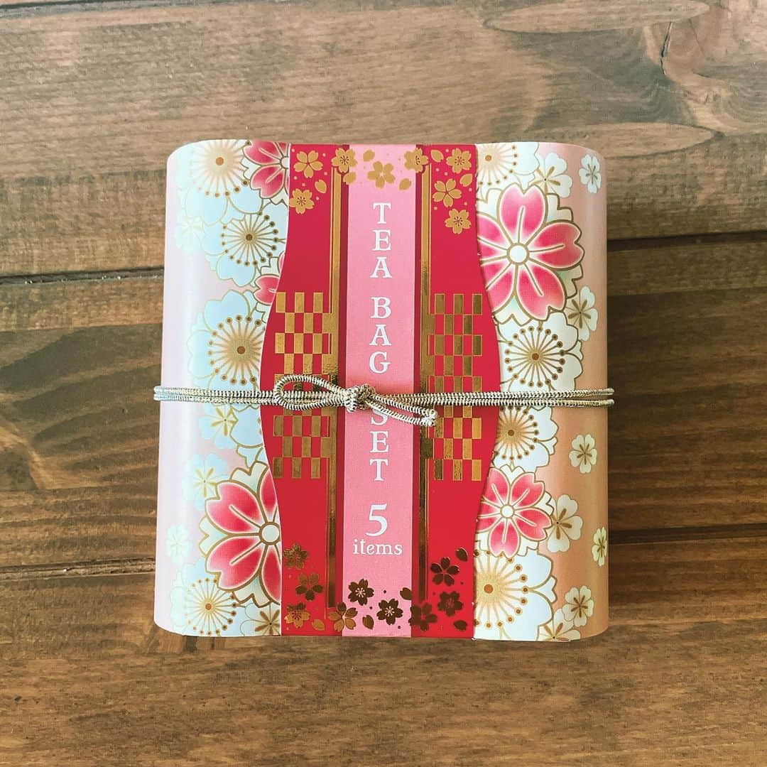 脇田唯のインスタグラム：「🌸  桜のもの、 なんでも好き（笑）  この季節は桜のスイーツや 桜フレーバーの色んなものが 販売されて天国！  LUPICIAの桜ティーセット 最高♥  #lupicia  #さくら #桜 #紅茶」
