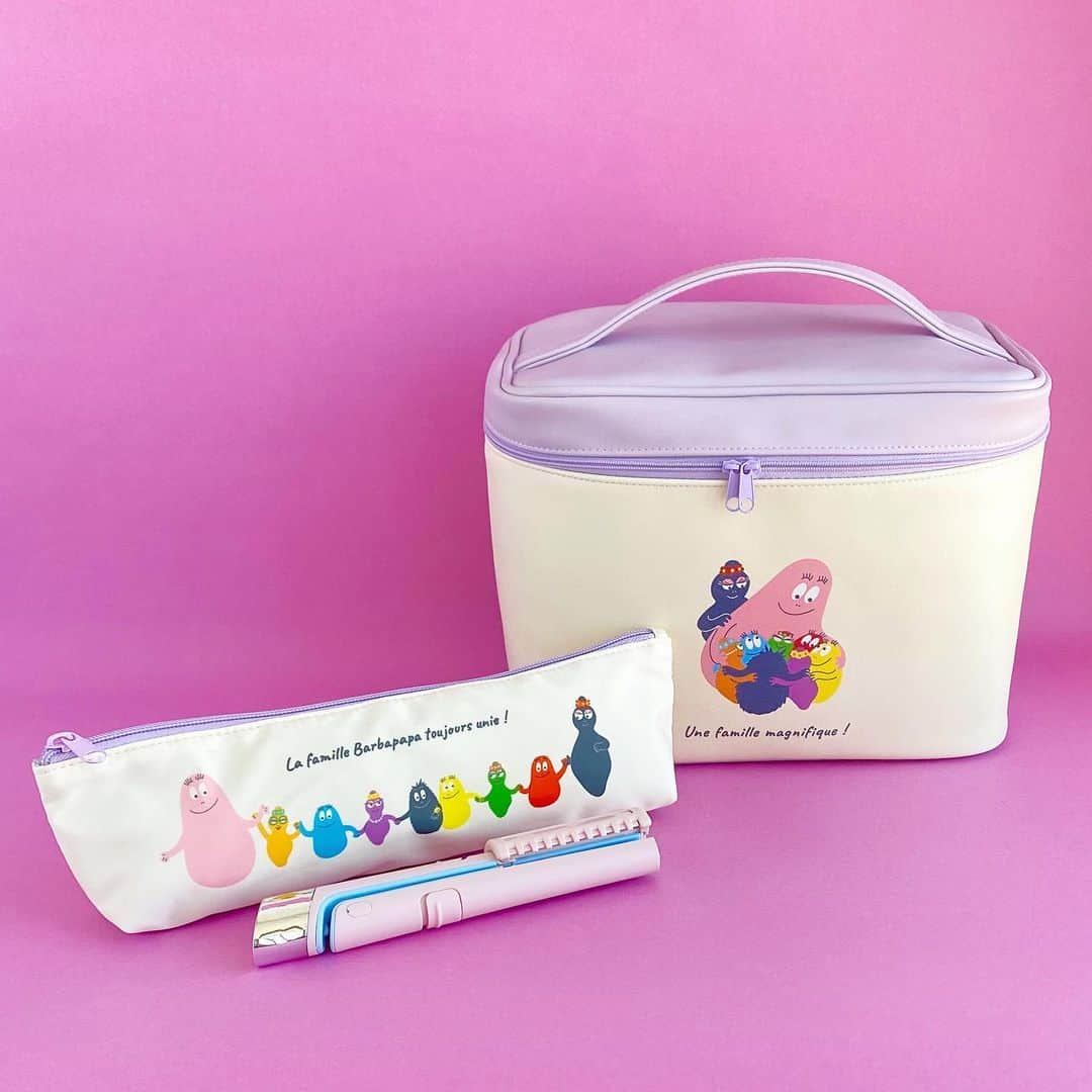 のインスタグラム：「PLAZA・MINiPLA限定アイテム💓バーバパパデザインのバニティポーチとヘアアイロンケースです🌈🌟  ・BARBAPAPA バニティポーチ ¥2,640(税込) 持ち歩きに便利なハンドル付き💞大容量でフタが大きく開くので、コスメのほかタオルやリネンの収納など幅広く使えます🙆‍♀️✨  ・BARBAPAPA ヘアアイロンポーチ ¥2,200(税込) 小型のアイロンを持ち歩くのにちょうどいいサイズ感💗小さめの旅行バッグやスーツケースでもかさばらずに持ち運べます🌟  #BARBAPAPA #バーバパパ #バニティポーチ #ヘアアイロン #アイロンケース #PLAZA限定 #PLAZA #プラザ #MINiPLA #ミニプラ @plazastyle」