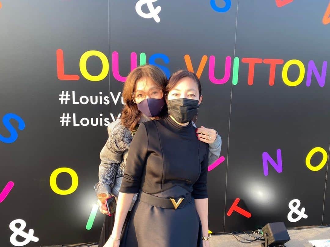 田中杏子さんのインスタグラム写真 - (田中杏子Instagram)「原宿にて開催される @louisvuitton  のイベントのレセプションにて。アーカイブと現代をミックスさせながらの展示が素晴らしすぎる件。  今をときめくクリエイターとのクリエイションにも触れられるので、ぜひお運びください💕💕💕  屋上で久しぶりに再会した　@mizuyoyoshida  @kaoribazaar  @minafujitabessho  と記念撮影💕💕💕  #louisvuitton #louisvuittonand #akotanaka」3月18日 22時40分 - akoakotanaka