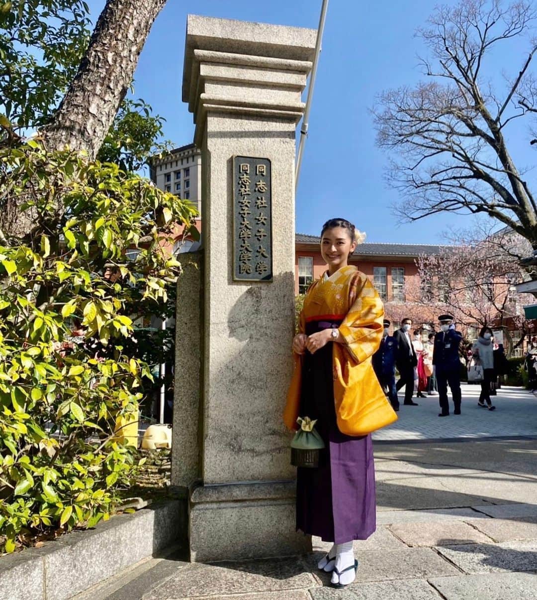 のインスタグラム：「卒業しました🎓学生生活終わり😊 10年間、同志社に通わせてくれた両親に本当に感謝しております。ありがとう🤍　#graduated」
