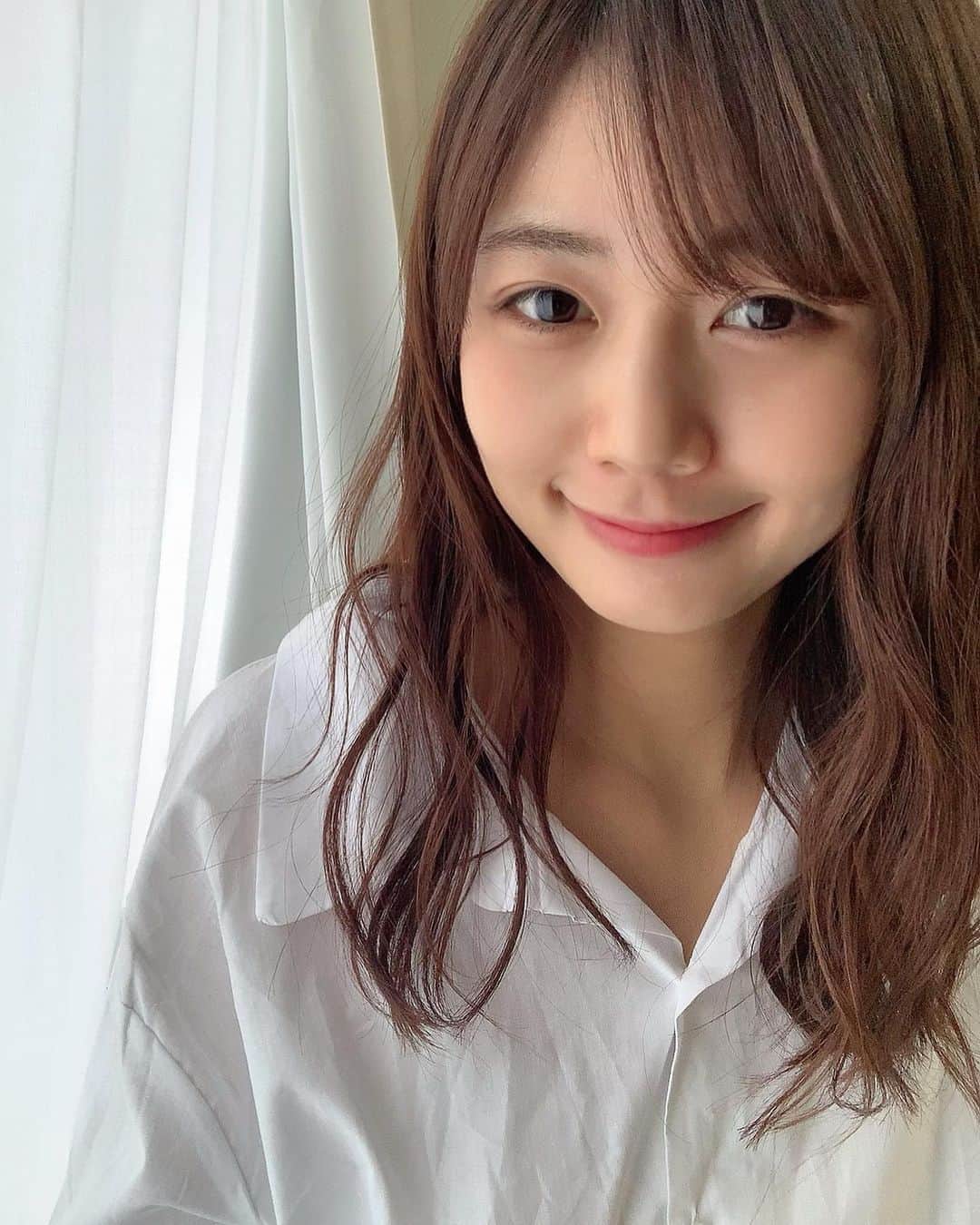 杉浦みずきのインスタグラム：「. 朝に撮りました感すごいですよね？ はい、朝に撮りました🐣 ・ ・ 朝だけどたぶんお仕事終わりやからめっちゃメイク薄い ほんでシャツしわしわ笑」