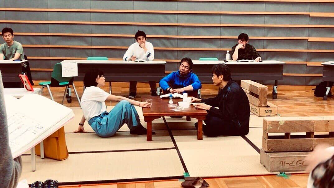 のインスタグラム：「☀️最終回まであと4日☀️﻿ ﻿ こんな懐かしい写真を見つけました👀﻿ 2019年5月頃、﻿ まだ万木家のセットも建っていないなか、﻿ 朝顔さんと平さんが初めてリハーサルをした時の写真です！﻿ ﻿ スタッフにとっては、﻿ 台本の中でしか見たことがない朝顔と平に、﻿ 初めて命が吹き込まれた日でもありました😭👏﻿ ﻿ あれから2年…﻿ ついに最終回を迎える日がくるなんて❗️﻿ 温かいラストを是非楽しみにしていて下さい🙇‍♀️﻿ ﻿ #監察医朝顔﻿ #朝顔﻿ #最終回3月22日(月)夜9時放送﻿ #上野樹里﻿ #時任三郎﻿ #風間俊介﻿ #山口智子﻿ #フジテレビ﻿ #月9」