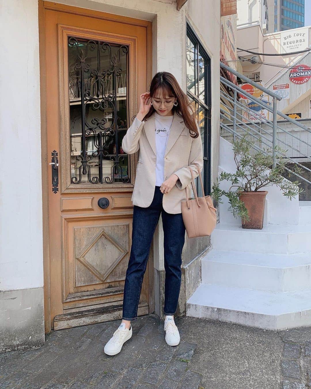 SHIHORINのインスタグラム：「𓂃 𓈒 𓂂𓏸  新しいジャケットおろした🧥🤍 @holidayandholiday_official   最近春みたいに暖かくて嬉しい〜🌷  #code #fashion #outfit #holidayandholiday #converse #コーデ #春コーデ #ジャケット #ジャケットコーデ #春服 #デニムコーデ #スニーカー女子 #高身長コーデ #167cmコーデ #カジュアルコーデ #大人カジュアル #韓国ファッション」