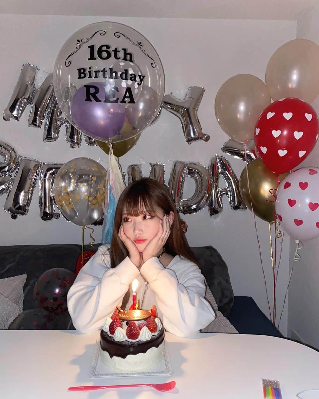 権隨玲さんのインスタグラム写真 - (権隨玲Instagram)「.  16th happy birthday  rea 🎂  ぱぴちゃん16歳おーきくなりました♡  この1年は大好きなお友達に出会えたり 楽しい思い出やお仕事で幸せいっぱいでした🌼  そして沢山お祝いありがとうです....♥︎ みんながいるから頑張れています! 支えてくれて本間にありがとう☺︎  16歳もわがままなれあをよろしくお願いします🙄 沢山の人に愛される立派な可愛い人間に なれるようにいっぱいがんばる〜💓  _________________________  そして大好きな愛するまま。  れあを産んでくれて本間にありがとう♥︎ 幸せいっぱい笑顔いっぱいに育ててくれてありがとう♥︎ 辛い時しんどい時誰よりも近くにいてくれて 本間にありがとう🥺🥺 沢山ままに助けられてます  こんなにわがままで、時間もお金もかかるのに れあを変わらずずっーと愛してくれてありがとう💕  ままがままでれあ幸せ🤤 ままの子供で本間によかったぁぁ 世界一のままやとかってにおもってるで🤦🏻笑  一緒に好きな事たくさんして生きようね〜 お買い物も旅行もずっとしよ〜  死ぬまでままにずっーとひっついてるわ✌️ だいすきやで💓💓💓💓  #hbd🎂」3月18日 21時22分 - rea__room