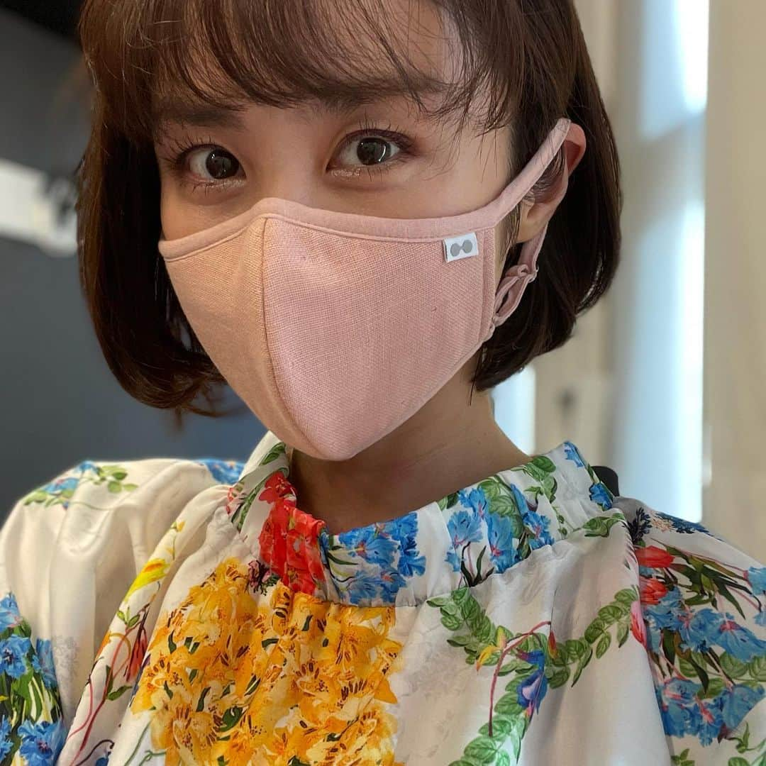 山口もえさんのインスタグラム写真 - (山口もえInstagram)「・  今日は分子マスクプレス発表会に俳優の前田旺志郎君と登壇してきました！ 分子マスク😷 初めて知ったのですがすごく良いです👏✨ 今治製のオーガニック生地を使っていてお肌に優しくて呼吸もしやすいの💕 しかも耳ひもにアジャスターが付いているからサイズ調整できるところもグッド👍 型崩れしにくいのでたくさん洗って使えるから地球環境にも優しいという・・・ もう最高やないかーい❣️な逸品でした♡  それにしても・・・ 前田旺志郎くんが立派な好青年になっとって 母ちゃんビックリしましたわ😂 もう15年ぶりくらいとのこと… 私すっかり顔がお母ちゃんです。笑  #分子マスク#分子ラボ #sdgs2030#地球に優しい #おしゃれ#繰り返し洗える #呼吸が楽#耳が痛くならない #そんなマスク最高やないかーい♡ #前田旺志郎 君と😊 #素敵な好青年になっとって #母ちゃんビックリ#笑」3月18日 21時24分 - moe_yamaguchi0611