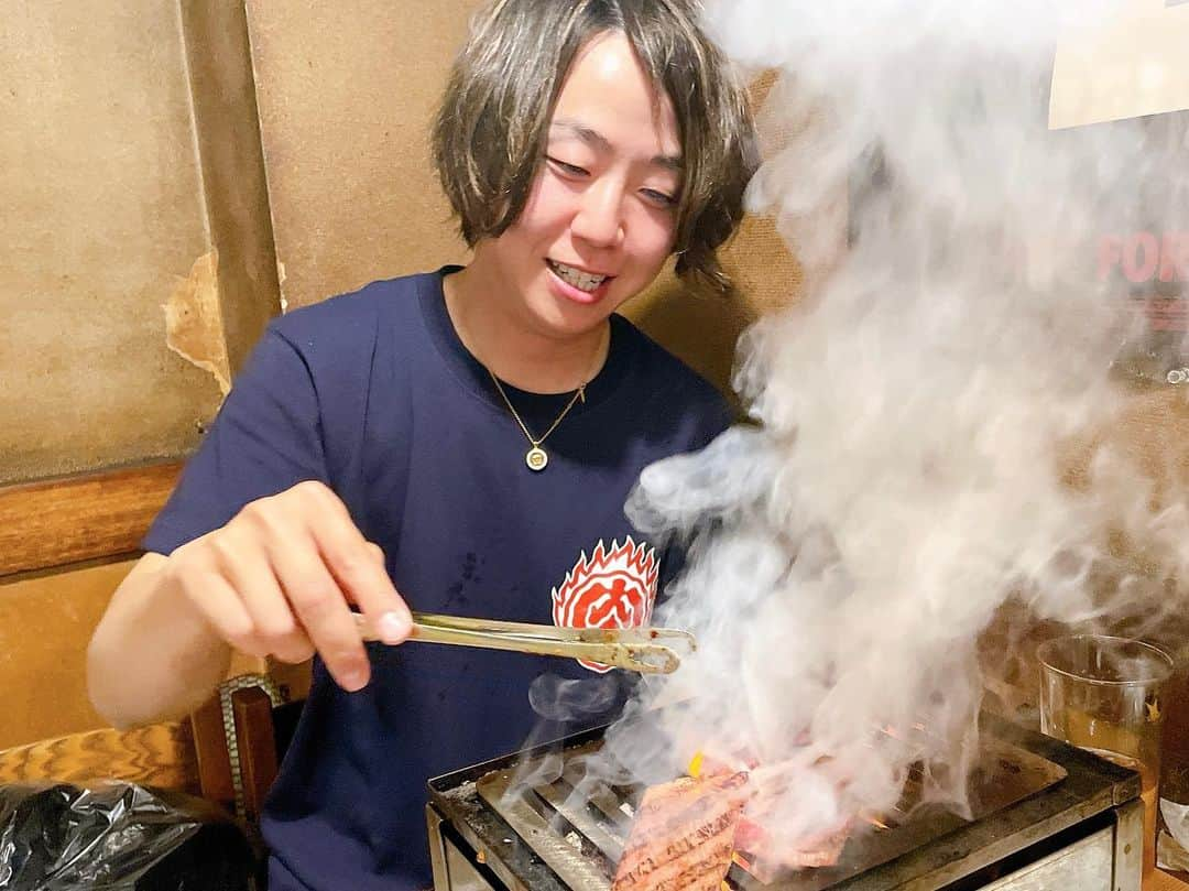 Tomoyaさんのインスタグラム写真 - (TomoyaInstagram)「夕方にお邪魔しました✨☺️ 大好きなお店🥩🥩🥩🔥🔥🔥 ゆうじさんの皿はいつも本気。 なので僕も本気で焼きます いつもありがとうございます🌈🕊  #焼肉ゆうじ #焼肉部 #肉充電」3月18日 21時35分 - tomo_10969