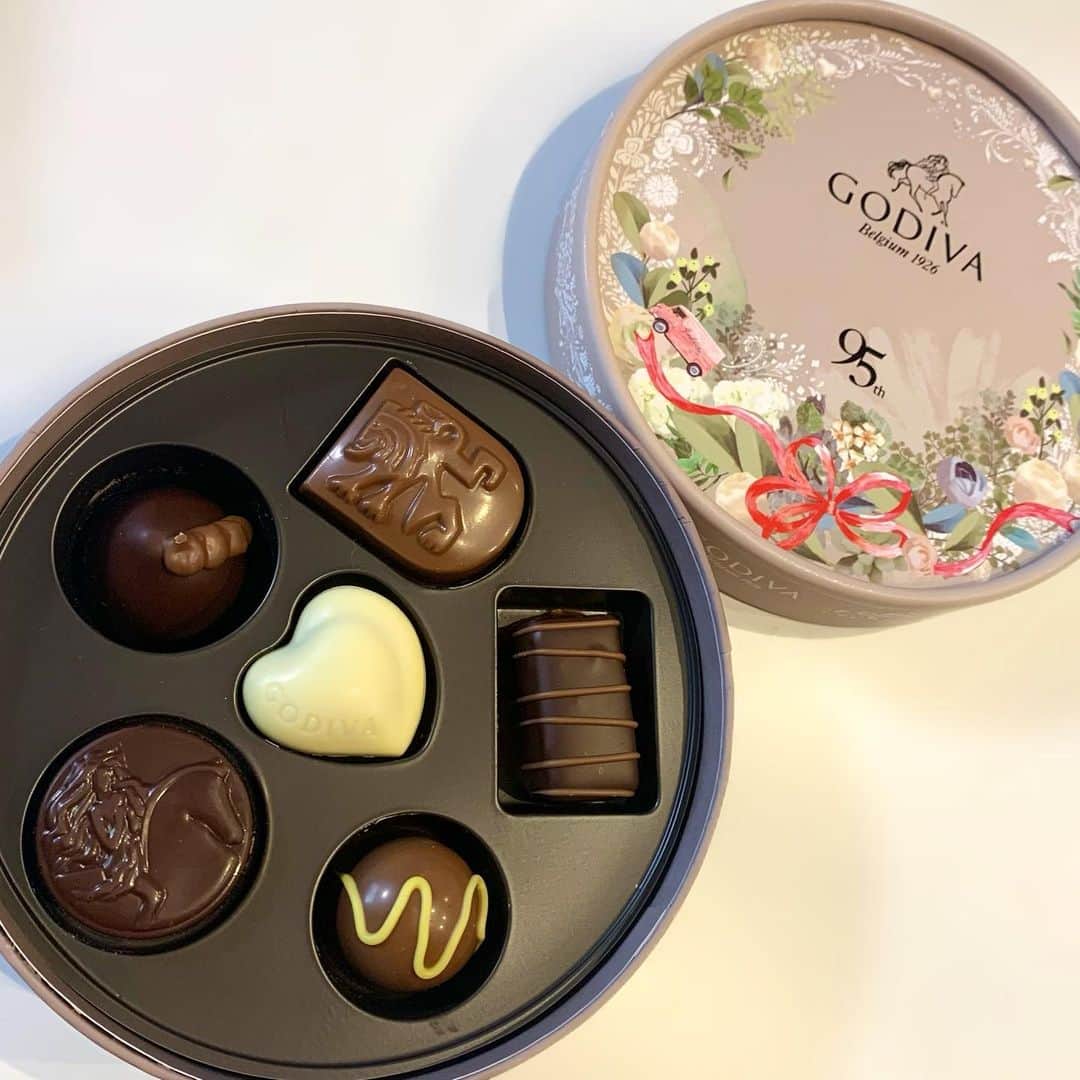 SUZUさんのインスタグラム写真 - (SUZUInstagram)「𝐓𝐡𝐚𝐧𝐤𝐲𝐨𝐮 𝐆𝐎𝐃𝐈𝐕𝐀🍫  毎日チョコレート食べてるから うれしすぎる🍫❤️ GODIVAってほんまに美味しい😋  #thankyou#present #godiva#love#happy #chocolate#sweet#🍫」3月18日 21時30分 - suzuchibi