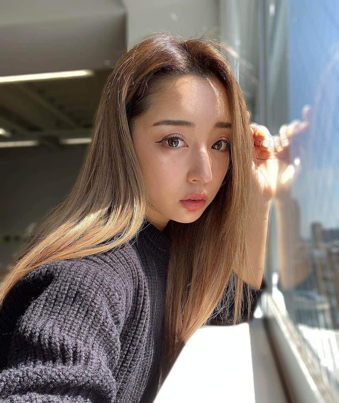 石田みかのインスタグラム：「天気がいい日のカラコン👁 . . 自然光で盛るなら　@eyemazing_official の華カラコン 《サンセットオレンジ》🍊 マネージャーだから華ひいきとかじゃなく 友達にもそれどこの？って最近めちゃ聞かれる🤣 年齢や系統問わず挑戦しやすいカラーばっかで 毎日服装に合わせてカラー変えてるんだけど なんだかんだシンプル目のサンドベージュと サンセットオレンジを選びがち🙄 . . カラコンだけで雰囲気変えれるから 女の子ってやっぱりたのしー🤤♡ . . .  #eyemazing #華カラコン #ラウンドガール #筋トレ女子 #ダイエット生活 #グラマラスボディ #美尻トレーニング #ジム活 #ジムウェア #トレーニングメニュー #ボディメイク女子 #スクワット #ウェイトトレーニング #体重公開 #減量メニュー #キックボクシング #ボクシング女子 #japanesegirl #japanese #tokyo #日本女孩 #我的最愛」