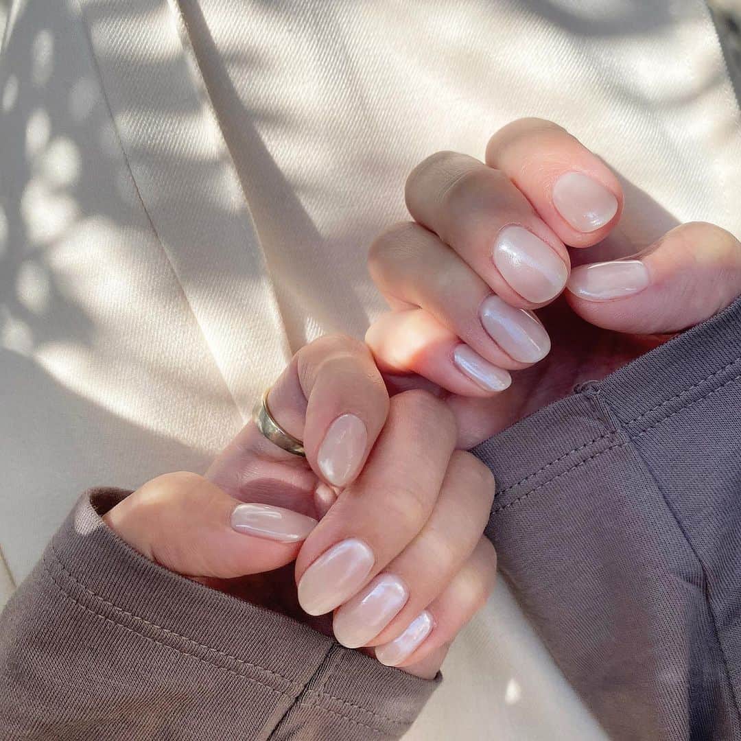 のインスタグラム：「. 久しぶりにネイルしました。 パールのようなちゅるんとしたシンプルネイル🤍かわいい...。 爪を見るたびにきゅんとします🥲💘 @chipieee_tokyo  #ジェルネイル #シンプルネイル #ワンカラーネイル #パールネイル #ネイルデザイン #原宿ネイルサロン」