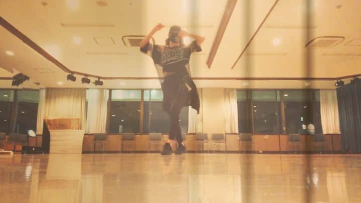 Dance MANAのインスタグラム：「前半、今日のレッスン振り付け。後半、即興ダンス。  最近はレッスン後に少しだけ練習💫色々足りな過ぎてやばみざわですが、記録として載せちゃう  #music 🎧 #112 #dancewithme ✨  かなり前の曲だけど、久々に聴いてもやっぱカッコイイ曲!!!🤟  #choreography #dancer #choreographer #fashion #japanesedancer #rnb #hiphop #girlshiphop」