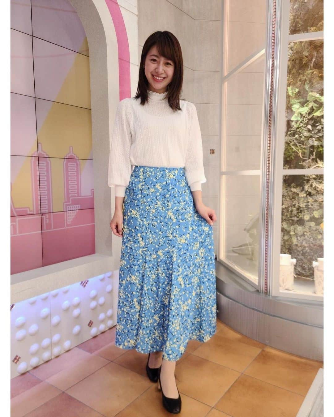 林美沙希さんのインスタグラム写真 - (林美沙希Instagram)「. よっ✋  と言いたかったわけではないです。笑  衣装は透け感あるニットに 鮮やかなスカートでした！ 明日もJチャン観てもらえたら嬉しいです☺︎  #jチャン #林美沙希 #衣装 #nolleys  #また明日」3月18日 21時58分 - misaki0hayashi