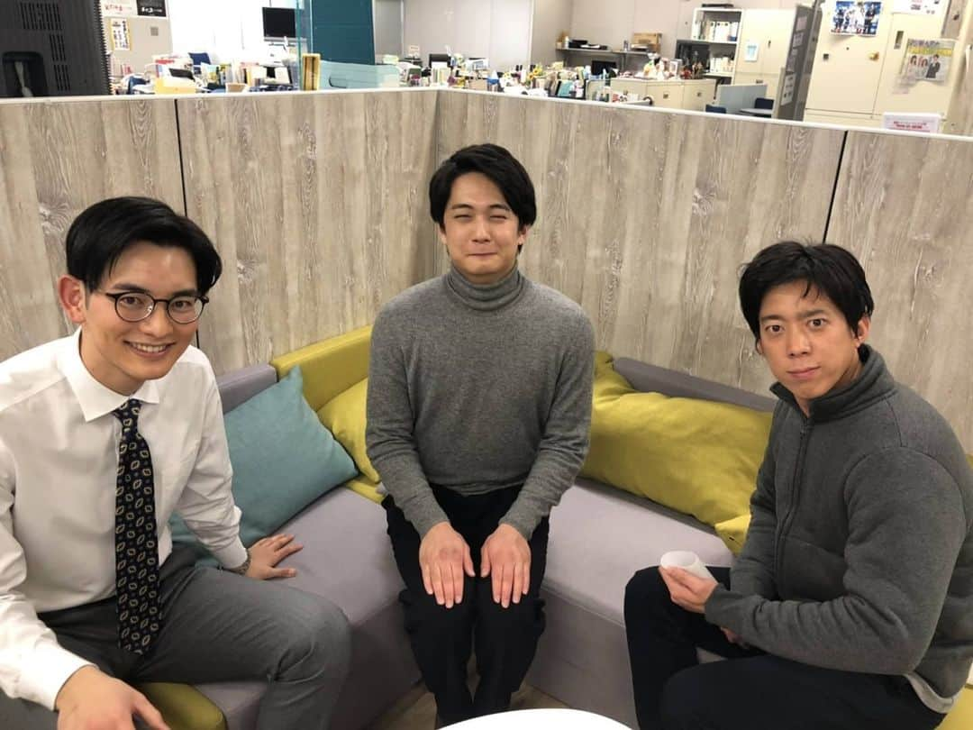 フジテレビアナウンサーさんのインスタグラム写真 - (フジテレビアナウンサーInstagram)「德田聡一朗です。  先日、立本アナウンサーが監督を務められた映画  「かわって」が、FODで配信されております！  主人公は私の同期である佐久間アナ(@sakuma_minami)が演じておりまして、私自身もほんの一瞬だけ出演しております！！  後日、立本監督に私の演技についてお話を聞いたところ「全然ダメ！鍛え直し！」との評価をいただきましたので、これから演技の研究も(？)頑張ろうと思います！笑  立本監督の初作品を是非、FODで皆様にご覧いただきたいです🙇  #フジテレビアナウンサー #アナマガ #かわって #立本信吾 #大川立樹 #佐久間みなみ #德田聡一朗 #德田の徳を積む」3月18日 21時58分 - fujitv_announcer