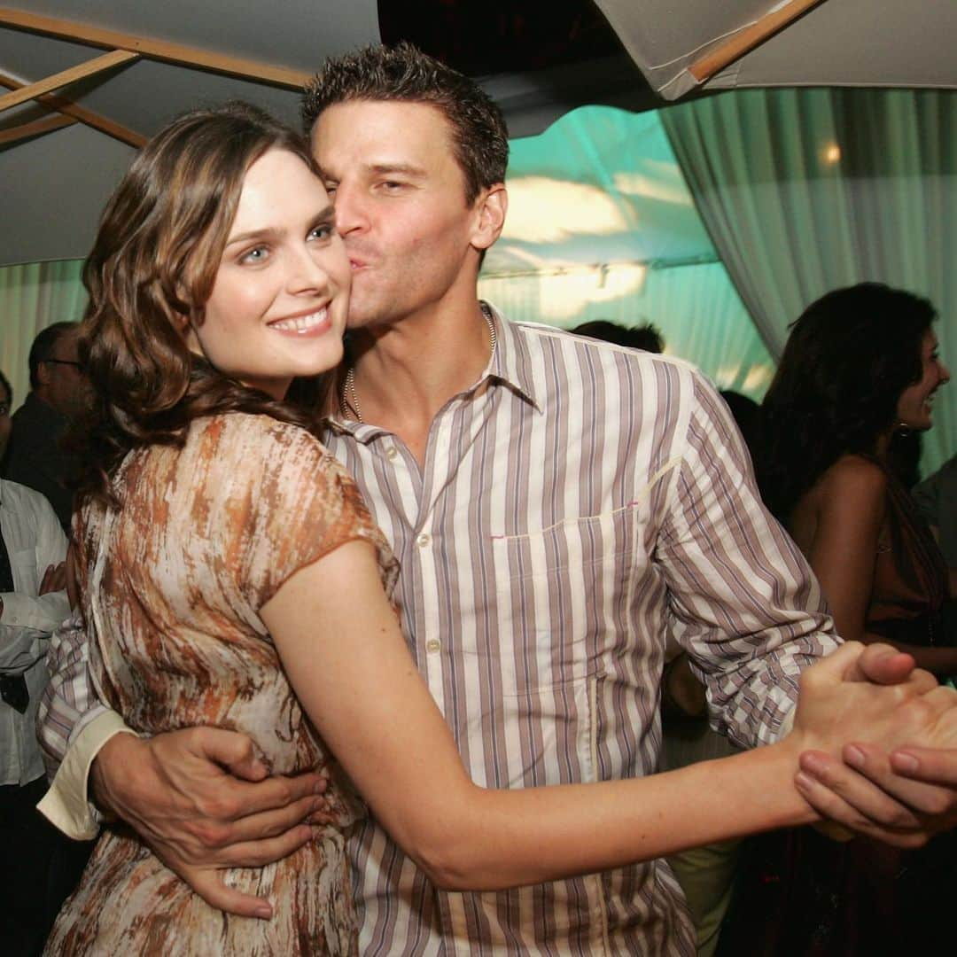 デヴィッド・ボレアナズのインスタグラム：「the cutest costars #davidboreanaz #emilydeschanel」