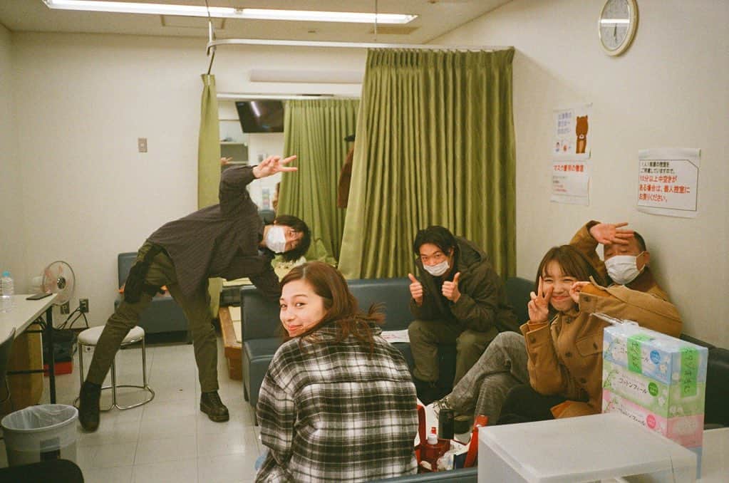 飯豊まりえのインスタグラム：「Photo by @hyunri__official   ひょんちゃんの フィルムカメラも最高です！！ 人を撮ること好きだけど みんなと 撮ってもらえるのも嬉しい〜🥰」