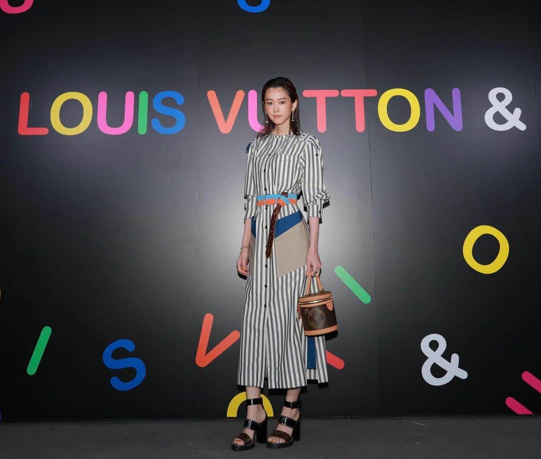 桐谷美玲さんのインスタグラム写真 - (桐谷美玲Instagram)「明日から始まる、vuittonの展覧会「LOUIS VUITTON &」のレセプションへ麻友子と行ってきたよ。 今までアーティストさんとコラボレーションしたアイテムがもりもり展示してあって、最高に素敵な世界観でした🥺❤️ 5/16までやっているとの事なので是非。 2枚目、まゆとシンクロした奇跡。笑 #LouisVuittonAnd #LouisVuitton」3月18日 22時10分 - mirei_kiritani_