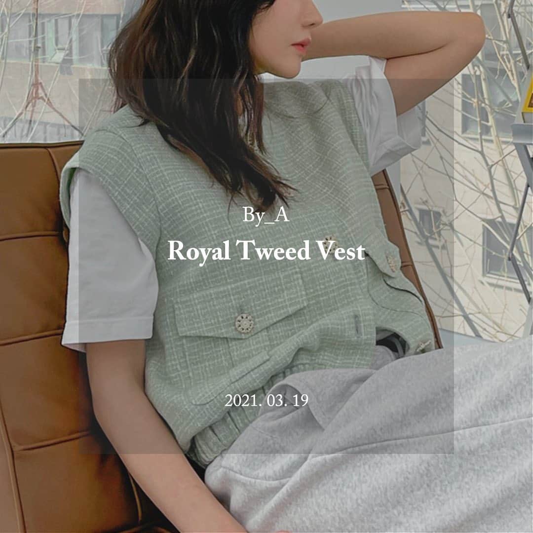 ジョンアさんのインスタグラム写真 - (ジョンアInstagram)「3/19일 11:00 OPEN [Royal Tweed Vest]  -Color  Mint, Black -Size Free(One size) -Fabric Mint- Acryl 100%,  Black-Polyester 100%  클래식 무드의 트위드 소재를 다양한 스타일링으로 연출하기 좋은 베스트 입니다~ 패미닌한 스커트와의 매치 뿐만 아니라 데님팬츠,  트레이닝 팬츠와 캐주얼한 매치까지 다양하게 활용할 수  있어서 너무 좋았어여~ 부드러운 텍스쳐의 트위드 소재로 착용감이 좋고,  빈티지한 주얼리 버튼으로 한층 고급스러움을 느낄 수 있고 트위드 아이템은 매년 간절기에 스테디셀러 상품으로  오래도록 함께 하는 아이템이랍니다💚  많이 기다려주신만큼 좋은 옷으로 보답할께여~🙏🏻   다음 라이브 게스트도 기대해주세요💙」3月18日 22時05分 - jjung_a_kim