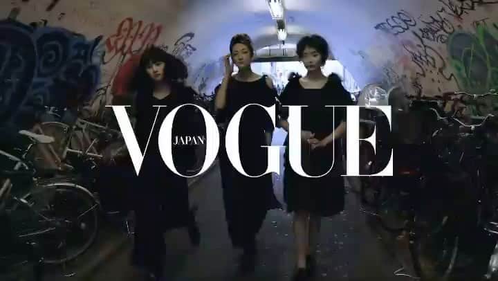 のインスタグラム：「“We Are Tokyo Style” @voguejapan #VogueJapanApril2021 Photographer: @yasutomoebisu Fashion Editor: @saori_vj Video Editor: @mahotomono  Videogrpaher: Hideaki Sakurai Hair & Makeup: @rieshiraishi1220 Model: ＠ai_tominaga_official	@tsugumi_jp @kikoarai Editor: @yuisugiyama and #mahokochi Styling Assistant: @oshida__ayaka and #SaoriYamazaki」