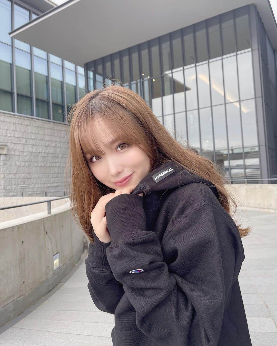 のインスタグラム：「ㅤ ㅤ 私がモデルをさせて頂いてる @hyperreal_official_ さんのseason 5が 発売されました〜 ㅤ 今回のパーカーは @champion さんとコラボで チャンピオンさんのしっかりした生地を使っているので とっても着やすさ抜群です🎀 ㅤ 可愛いポイントはフードのネーム部分が 目立っていて見た瞬間買った😋w ㅤ tiktokでコメントとdmが沢山きていた 話題のパーカー大公開です🌙 ㅤ #hypereal #パーカー  ㅤ」