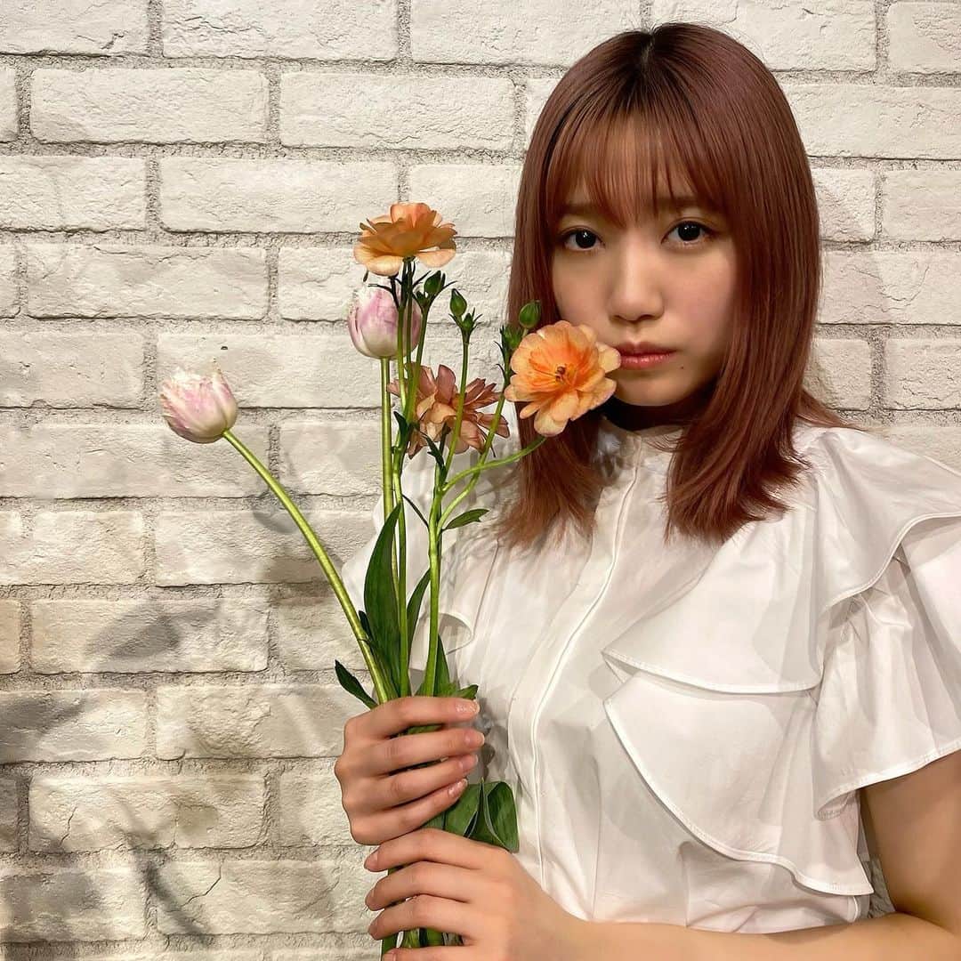 加藤玲奈のインスタグラム：「展示会にお花が沢山あったの💐 皆さんはなんのお花が好き😊？ 私はカーネーションとガーベラが最近は好き💓  このトップスは @mystrada_official のです☺️」