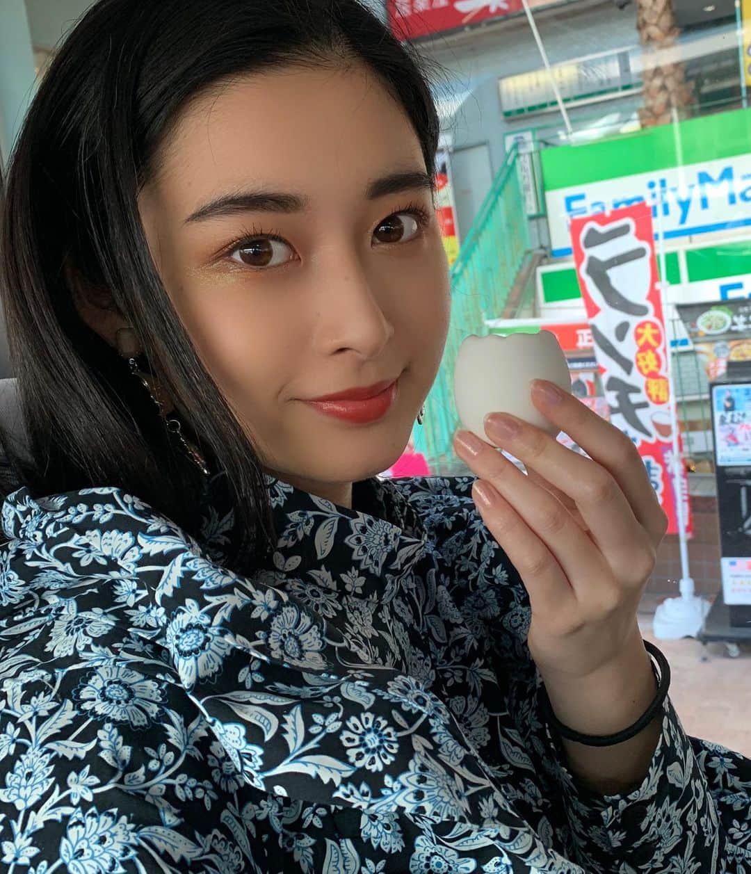 西山なずなのインスタグラム：「. もう1年以上前かな？熱海行ったとき♡ おててには何を持っとーと思う？😙」