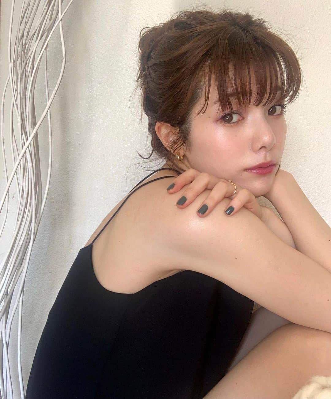 のインスタグラム：「. ステイホームにより、以前よりもケアの時間がぐっと増えた1年。 改めて気付いたのは「汚れを落とすことが1番のケア」。 ボディもフェイスと同じで、保湿ケアももちろんだけど何より洗う時を大切にしてます🛁🧼  新しいDOVEのうるおいホイップ泡ボディウォッシュは、 ナイアシンアミドをはじめとしたスキンケア美容液成分を豊富に配合。 泡にしかできない処方で洗いながら肌本来のうるおいを守ってくれるそう🤍  ふわふわ泡で摩擦が少なく、肌に負担がかからないところもお気に入り。  暖かい時期にも肌は意外とインナードライになりがち。 洗うケアでいつでももっちりななめらか肌に☺️  #ボディウォッシュでスキンケア #ボディケア #DOVEうるおいホイップ泡ボディウォッシュ #薄着の季節になる前に #全身うる泡パック #ダヴのホイップ泡 #PR」