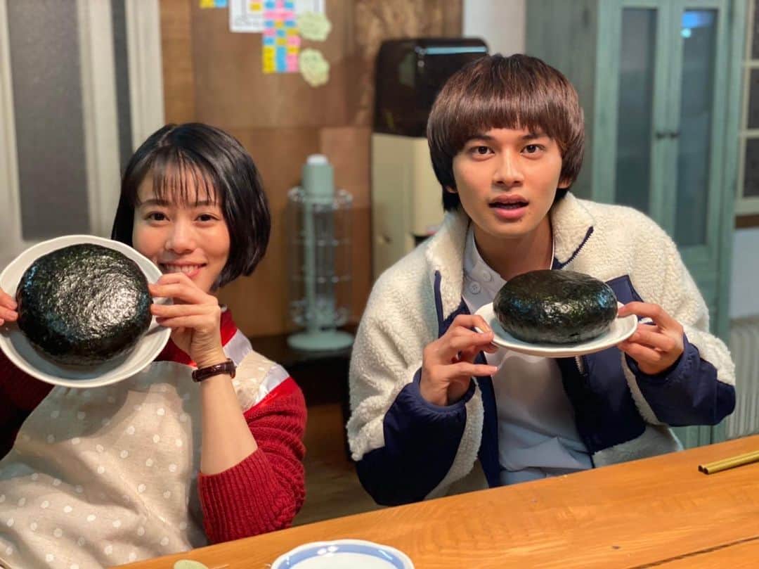 【公式】にじいろカルテのインスタグラム：「.  爆弾おにぎり〜🍙💣🍙💣🍙💞  #高畑充希 #北村匠海  .」