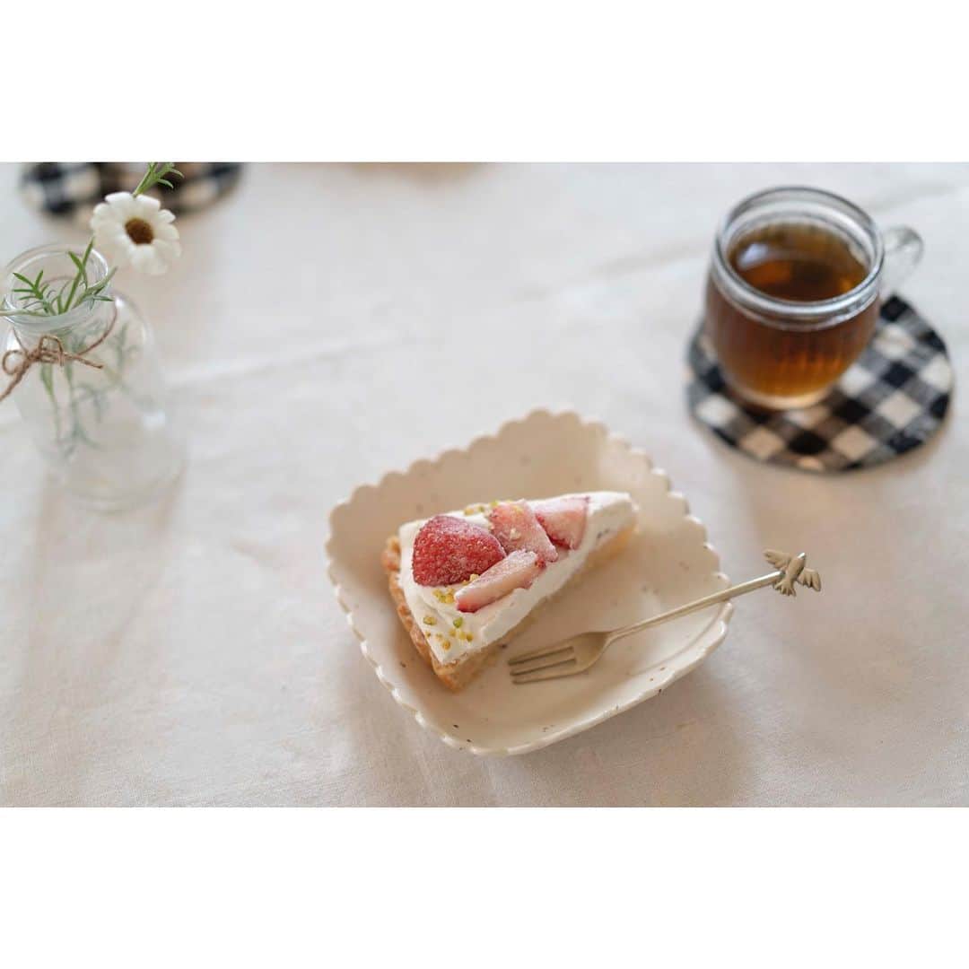 ユッコのインスタグラム：「. 最近は 赤ちゃんをたくさん 撮っていますが 久しぶりにケーキ🍰の依頼♡ . おいしそー いや、おいしかった🤤 いま 我が家の冷蔵庫は タルトだらけ♡♡♡ . . . @bakerymaru」