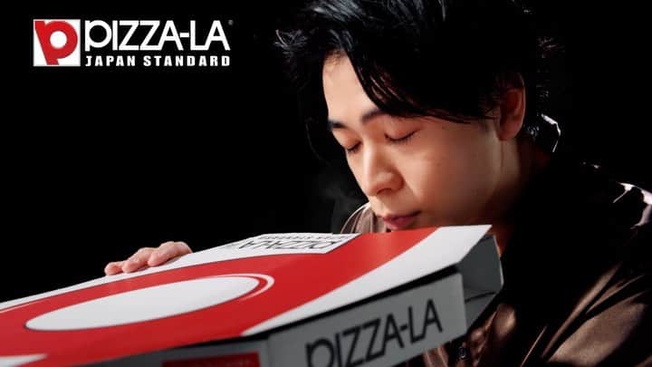 ピザーラのインスタグラム：「ピザーラ2021春TVCM『ジューシーを流し込め篇』 #ピザーラ #炭火焼きビーフのよくばりクォーター #成田凌 #宅配 #デリバリー」