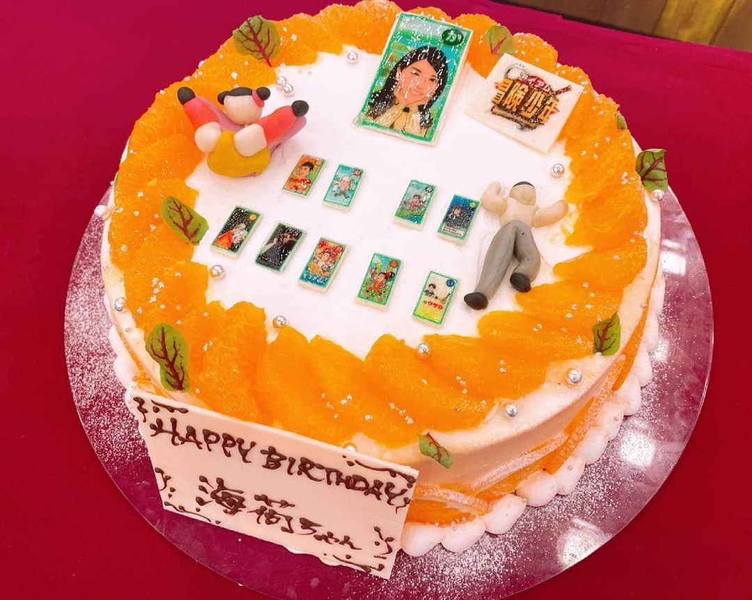 川島海荷さんのインスタグラム写真 - (川島海荷Instagram)「ケーキがとても可愛かった🧡  これは、以前の脱出島でフワちゃんとあばれる君がやっていたカルタ対決のときの！センスさいこうです！しかもカルタはホワイトチョコ……🤤」3月18日 14時24分 - umika_kawashima