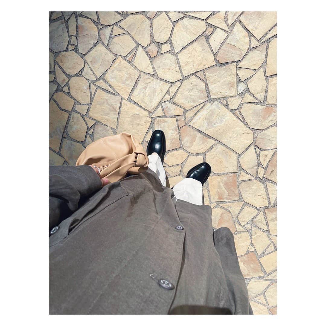 野尻美穂のインスタグラム：「昨日の ちょっと前にアップしてた JILSANDER初おろし 甲が痛い 我慢 痛い  #おしゃれは我慢 #昨日トイレットペーパーホルダーについてもこのワードが出ました」
