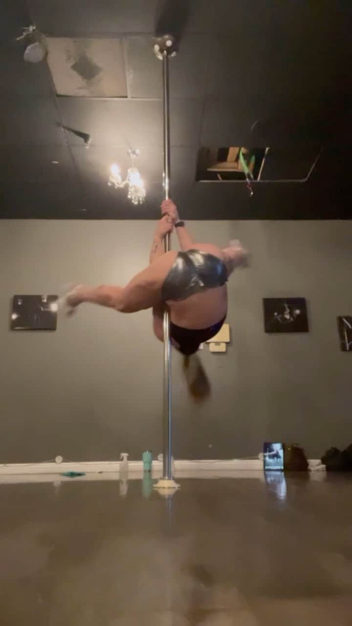 ギャビ・ガルシアのインスタグラム：「upside down! This crazy pole is hard!  it’s hard! today we started new movements and she told me “in 3 months u made this” and? I got it on the first time (i will post after) Trying make my coach proud! Today i’m sad and only time i have for forget everything is challenge myself! thanks for always having patience with me coach @laurenlmanzano !! thanks @lupitpole @pleasershoes」