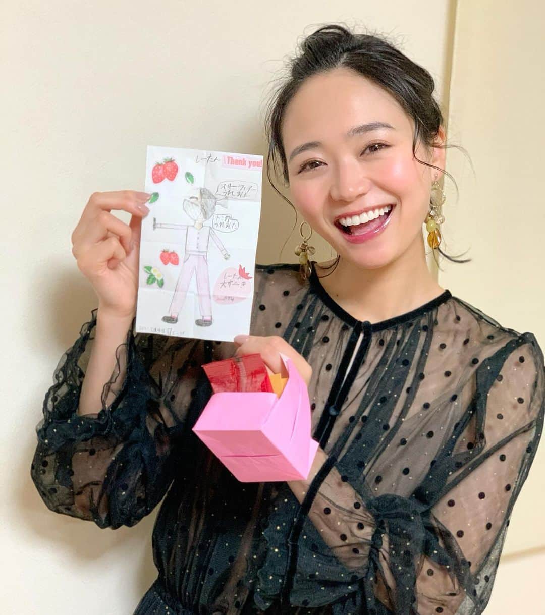 緑川静香のインスタグラム：「『それって⁉︎実際どうなの課』観てくださった皆様ありがとうございましーたん🙇‍♀️﻿ ﻿ 子供達が可愛くて終始癒されておりました🥰﻿ 目標金額も達成し、喜んで頂けて嬉しかったです☺️﻿ ﻿ シールが貼られたお子様のおもちゃ達、ご家庭にあるのでは？﻿ シール剥がしのスプレーがあるので、なるべく綺麗にした方が売れやすいです✨﻿ ﻿ 娘さんののんちゃんはしーたん💕ってすぐに仲良くしてくれたのですが、息子のたけるくんはなかなか照れて言ってくれなくて、最後の最後にしーたんって呼んでくれた時はもう号泣でした。笑﻿ あー可愛い😍笑﻿ ﻿ 次はどんな出逢いがあるのか、楽しみです😌﻿ ﻿ #それって実際どうなの課 #フリマアプリ #オークション #with Bみたいな人の正体はMr.ミゲル﻿ #しゃれてる〜﻿ #Mr.ミゲルの登場は再びあるのか！？﻿ #下河辺副編集長いつもありがとうございます﻿ #シルバニアファミリーは憧れ #当時は猛烈に欲しかったw #そして #放送はされていませんでしたが、のんちゃんとたけるからはお手紙ももらったのです💕﻿ #宝物がまた増えました☺️﻿ #靴下まで忠実に再現するのんちゃんの絵のセンス #もっとカッコいい靴下履いてくればよかった笑 #歌は… #こんな上手い話はないと思っていたらやはりw #いつか披露できる日が来ますようにw #見逃した方はTverで1週間無料で観られるよ」