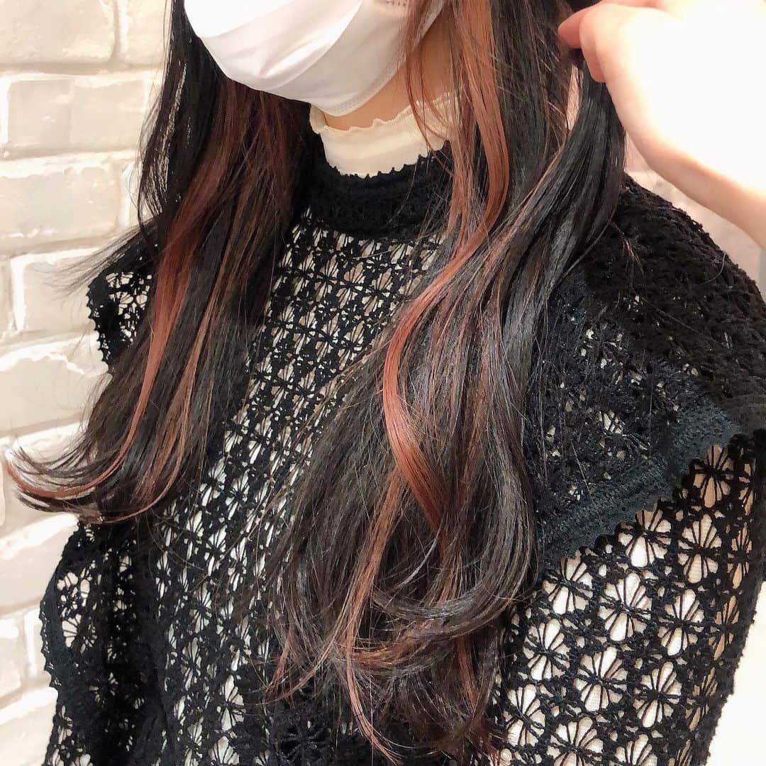 のインスタグラム：「ピンクベージュのイヤリングカラー  @nagisa_hairmake  にてお客様スタイルを掲載させていただきてます 　  #イヤリングカラー　#インナーカラー」