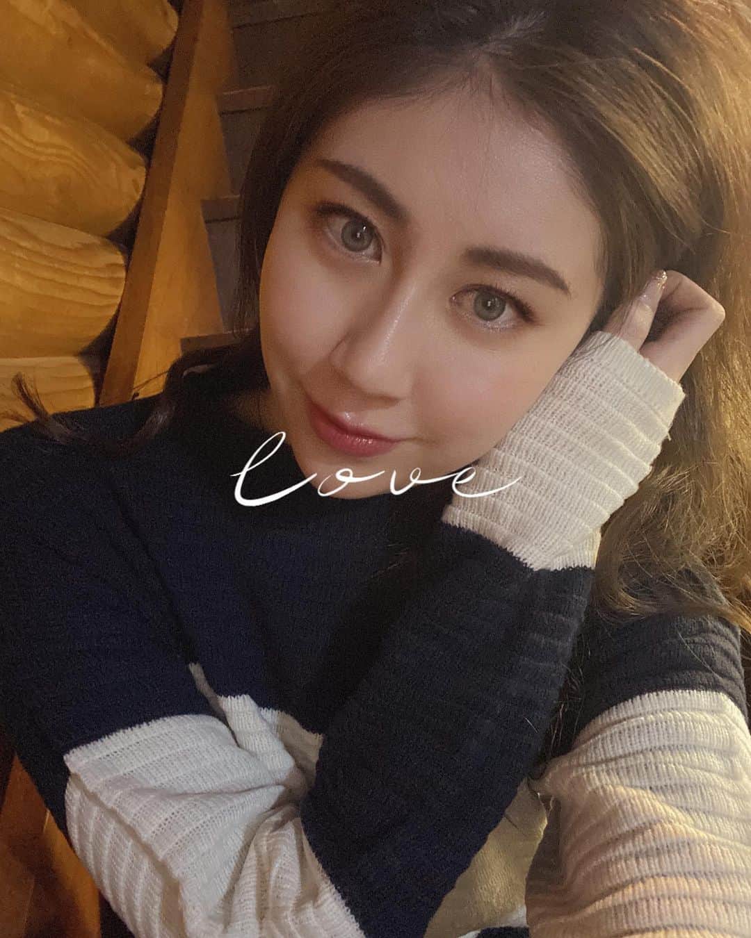 永島あゆみのインスタグラム：「💛💛 오랜만이애요❣️ 잘 지내세요？  約1ヶ月ぶりくらいの久しぶりの投稿に なってしまいました🥴 みなさんお元気ですか？？ あっという間に3月に入ったと思いきや、、 もう半ば過ぎで最近時間が経つのがとっても 早いと感じてます☺️  最近''時間だけはあらゆる人に平等な資源だ''と 言う言葉を目にして確かにみんな時間と言うものは 同じだしそれをどう上手く使うのかは自分次第 だなって思って1日1日の時間の使い方を大切に 心がけるようになりました✨ 新しいことの勉強、そして次の撮影に向けても 少しづつ準備してます！！  残りの今日も明日からもみなさんにとって 素敵な1日1日になりますように🍀  （最近写真を全然撮ってなくて前の写真ですが笑） インスタ投稿もちゃんとします😂 ・ #投稿 #撮影 #女優 #ドラマ #カラコン #green #レンズ #일상  #셀카  #옷  #꼼  #패션  #인친  #オスカープロモーション #宝塚歌劇団 #永島あゆみ」